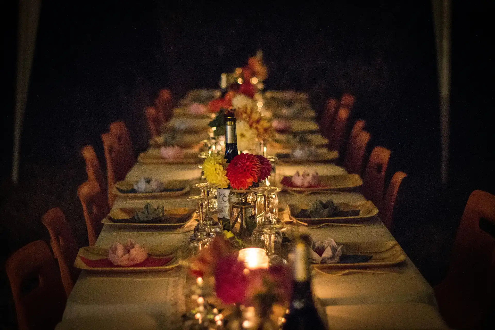 Festlich gedeckte Tafel im Kerzenlicht