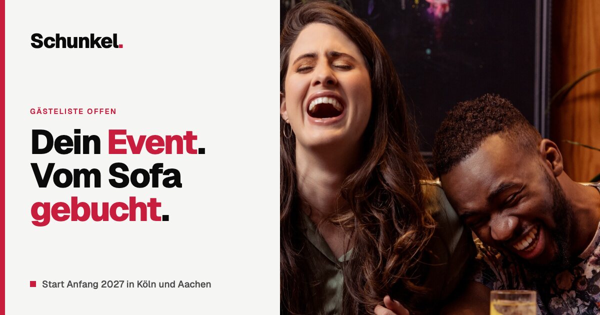 Freund:innen lachen gemeinsam in einer Bar