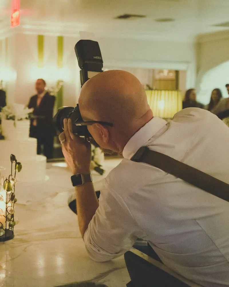 Fotograf fotografiert Gäste auf einer Feier