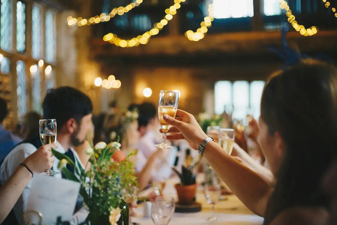 Runder Geburtstag, Freund:innen am Tisch