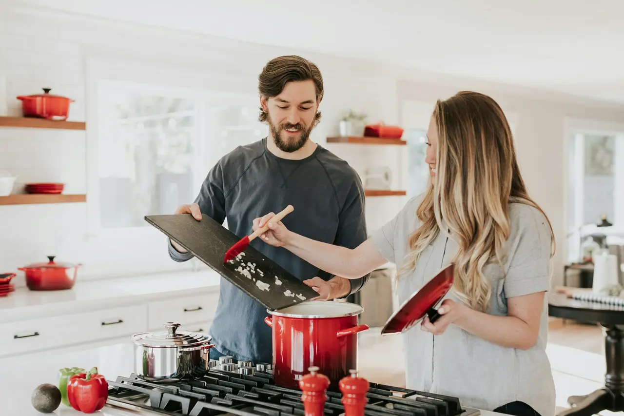 Einweihungsparty, Paar kocht in der neuen Küche