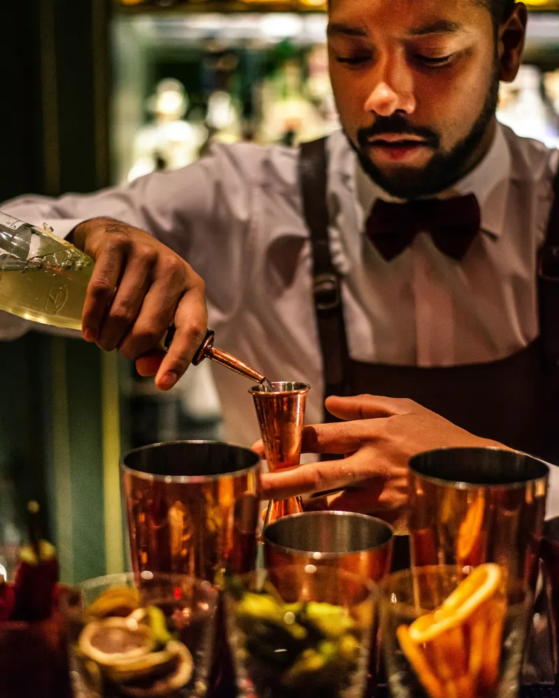 Barkeeper mixt Cocktails