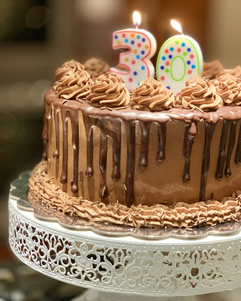 Schokoladentorte mit Kerzen zum 30. Geburtstag