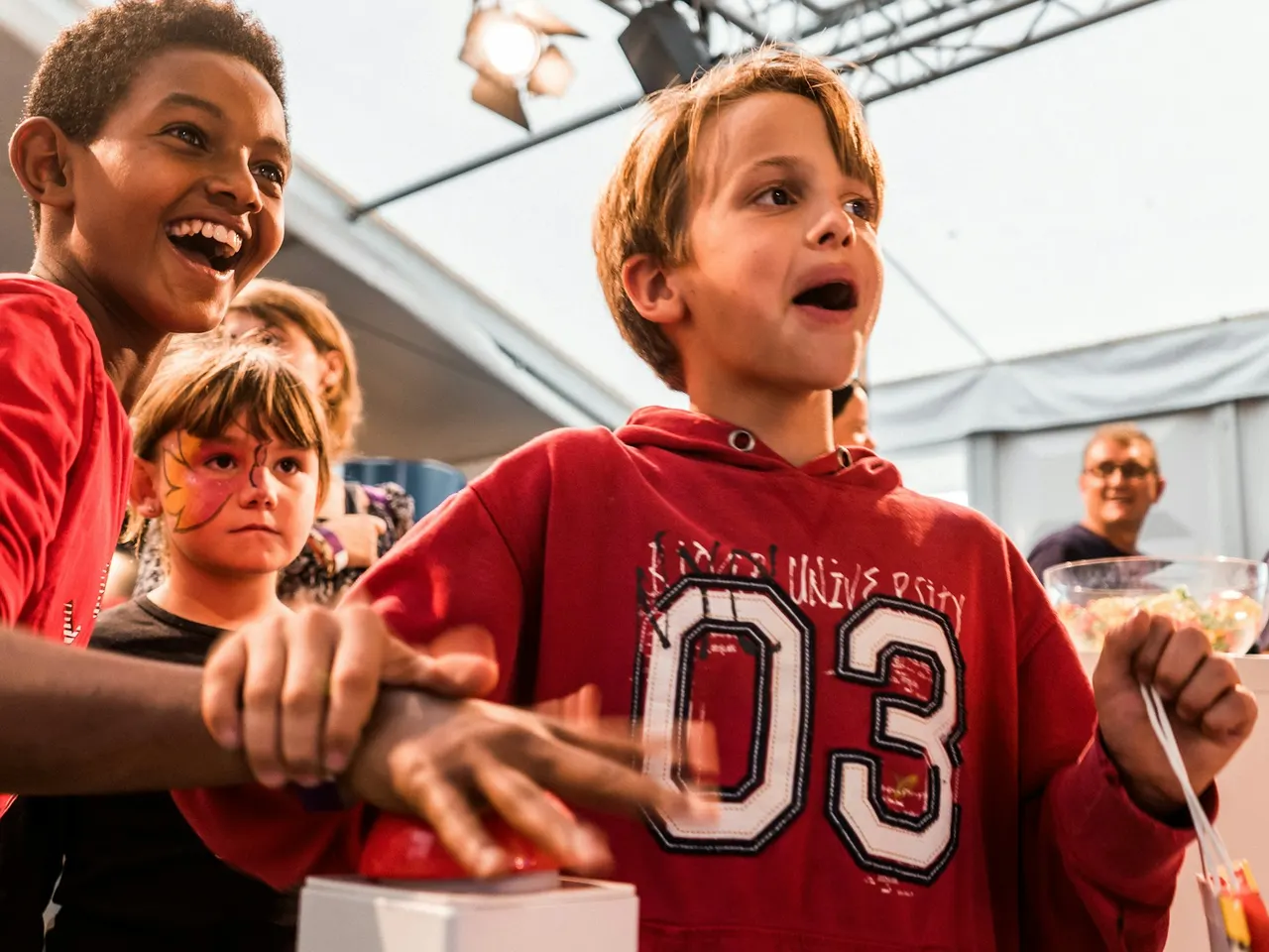 Kinder schauen begeistert einer Vorstellung zu