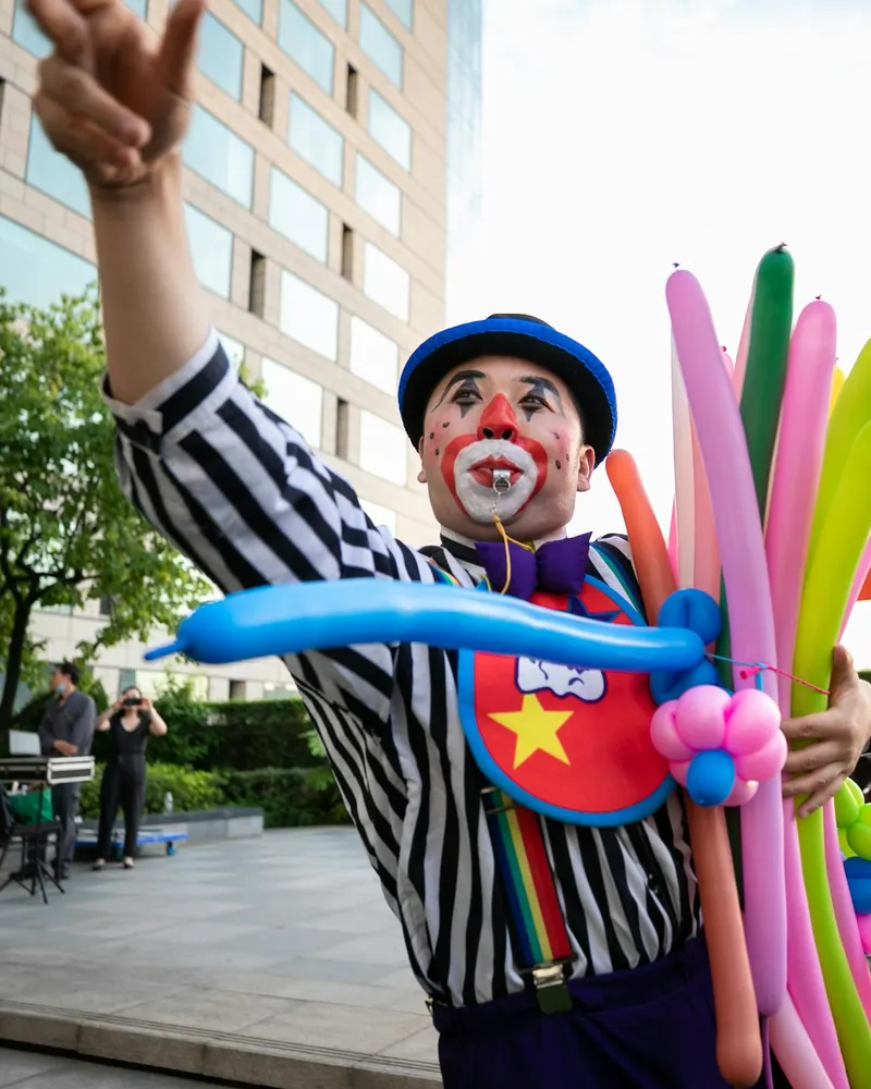 Clown formt Figuren aus Luftballons