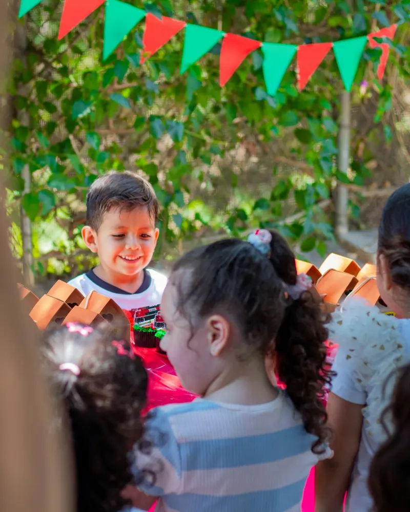 Kinder feiern unter Wimpelketten im Garten