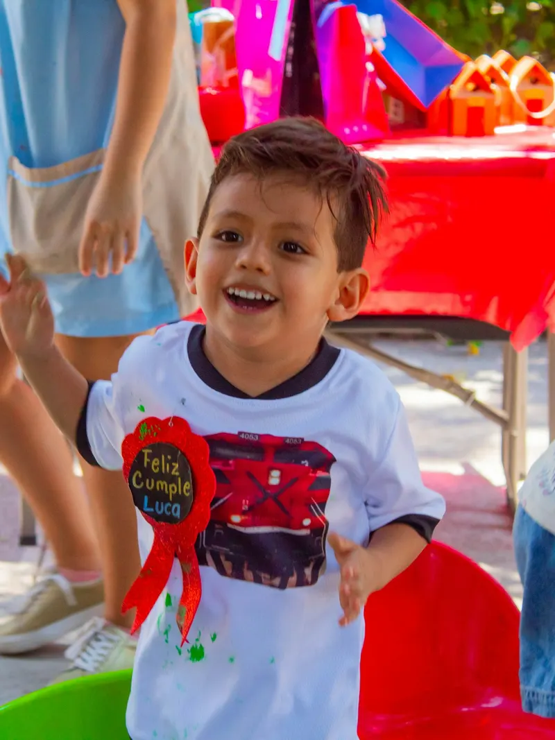 Junge freut sich auf einem Kindergeburtstag