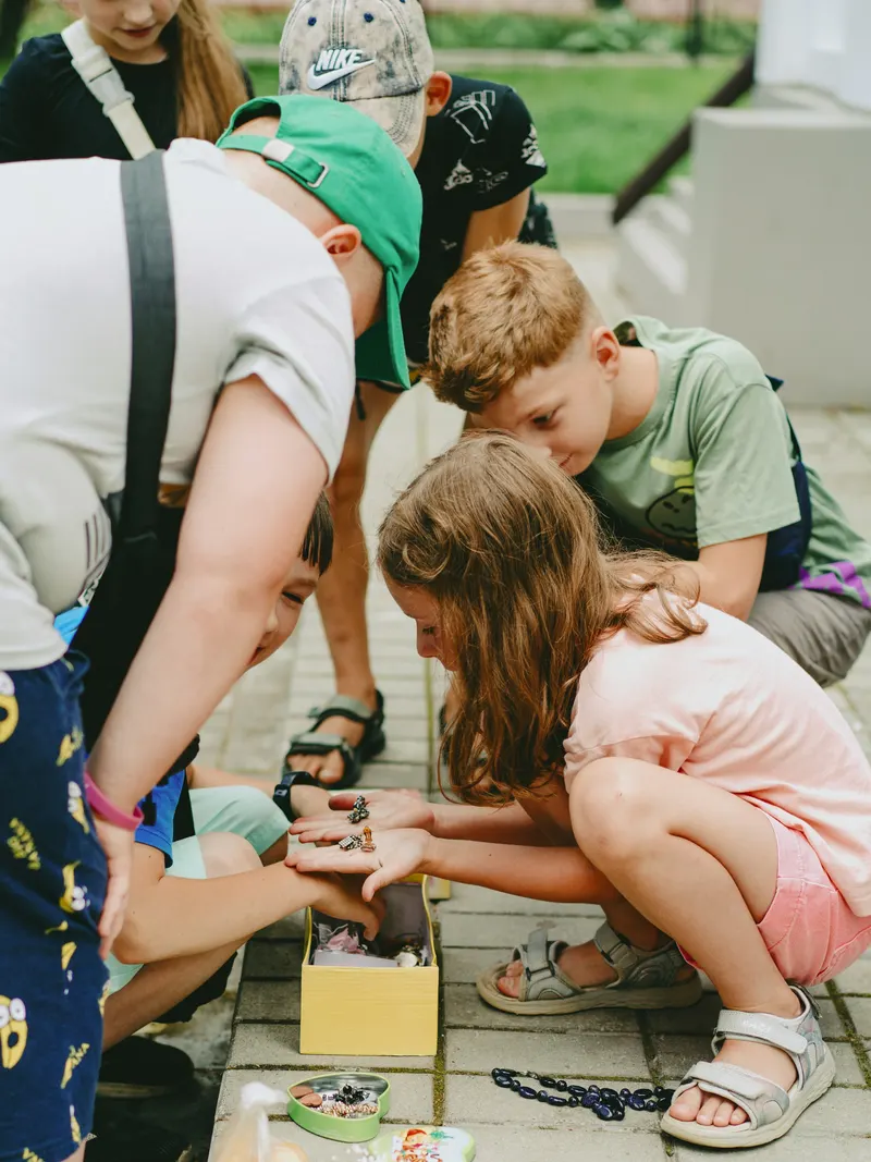 Kinder hocken zusammen und spielen ein Partyspiel