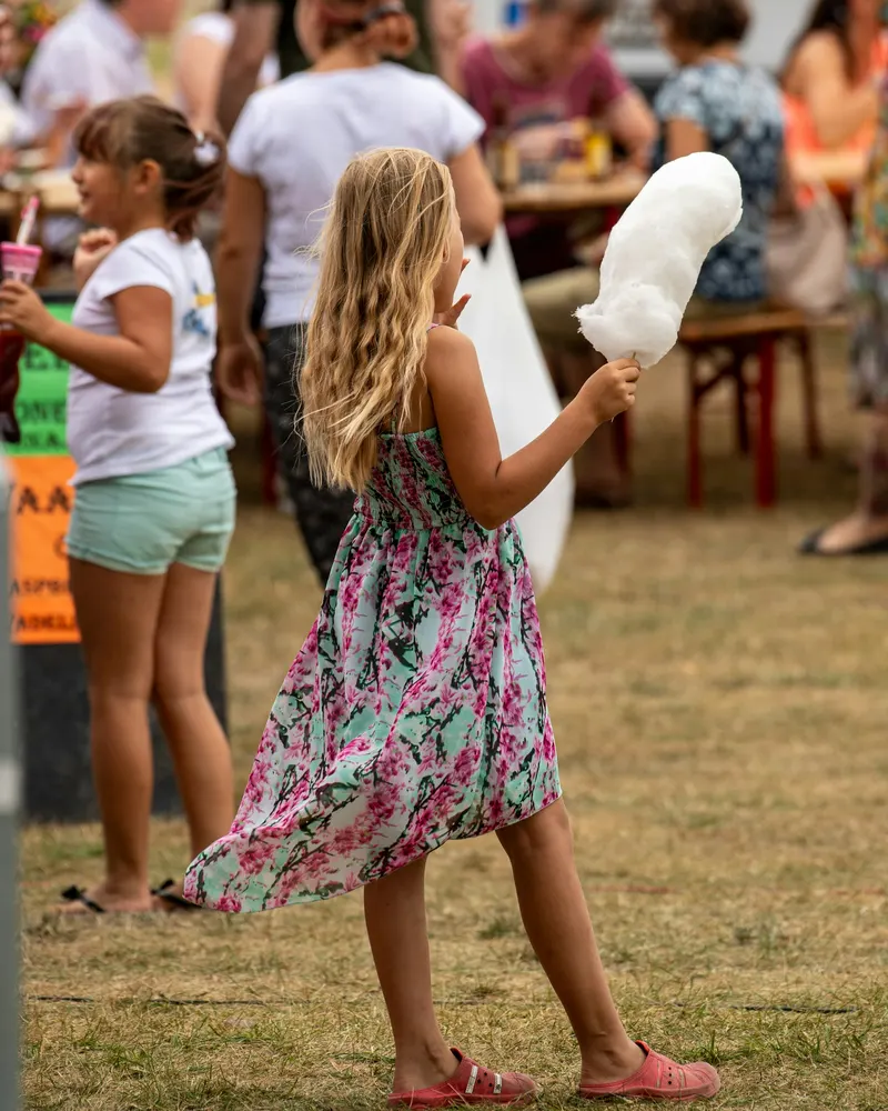 Mädchen mit Zuckerwatte auf einem Sommerfest